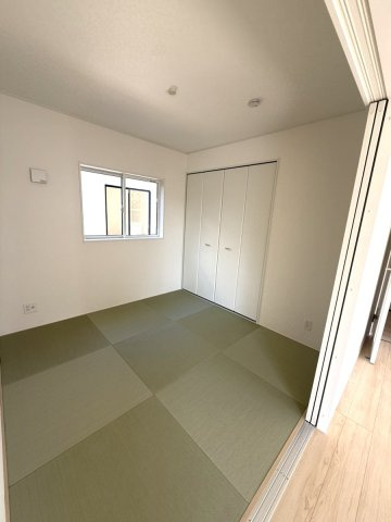 クレイドルガーデン山口市天花 第3　3号棟の和室|LDK横の和室です