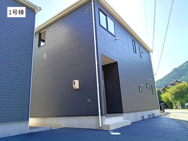 クレイドルガーデン山口市天花 第3の外観|1号棟
スタイリッシュで落ち着いたダークトーンの外壁が魅力的なモダンな外観。玄関まわりもスッキリとしたデザインでプライバシーにも配慮された造りです。