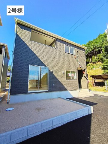 クレイドルガーデン山口市天花 第3のその他|2号棟
重厚感のある質感が際立つ外観。玄関前のスペースやアプローチが整えられており、ルーフバルコニー風の開口部が印象的なスタイリッシュな佇まいです。