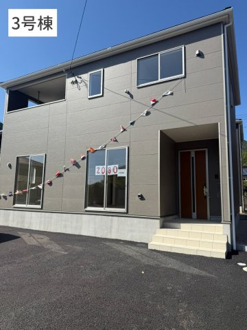 クレイドルガーデン山口市天花 第3の外観|3号棟
落ち着いたシックなカラーリングのモダンな外装。前面にはゆとりある駐車・アプローチスペースを備え、陽当たりも良好な明るい佇まいです。