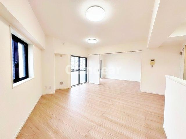ガーデンコート松戸五香の居間・リビング|ドキドキの新生活も、安心してスタート。ぴったりの住まいを見つけませんか？クランディアが一緒に住まい選びをサポートします‼　まずは、お気軽にお問合せください　＃クランディア