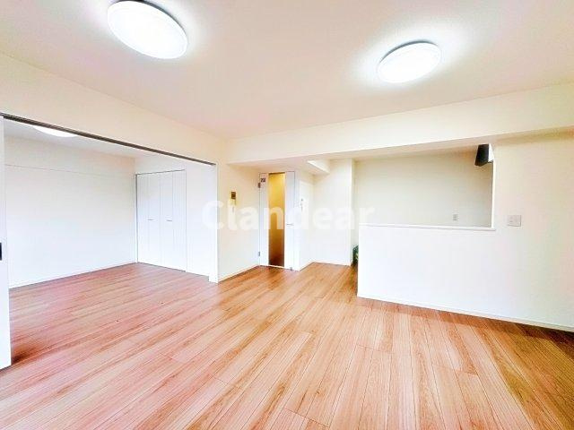 ガーデンコート松戸五香の居間・リビング|ドキドキの新生活も、安心してスタート。ぴったりの住まいを見つけませんか？クランディアが一緒に住まい選びをサポートします‼　まずは、お気軽にお問合せください　＃クランディア