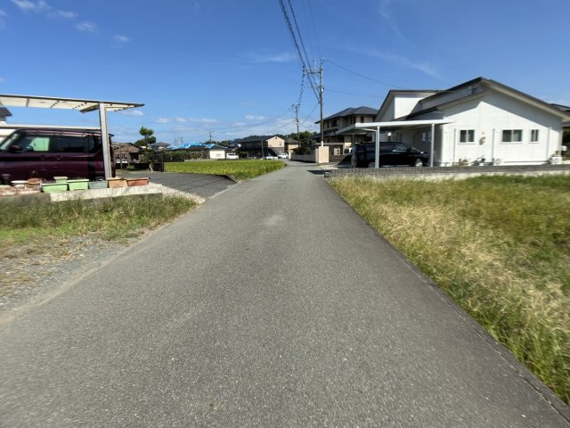 宇土市松山町の売地の前面道路含む現地写真