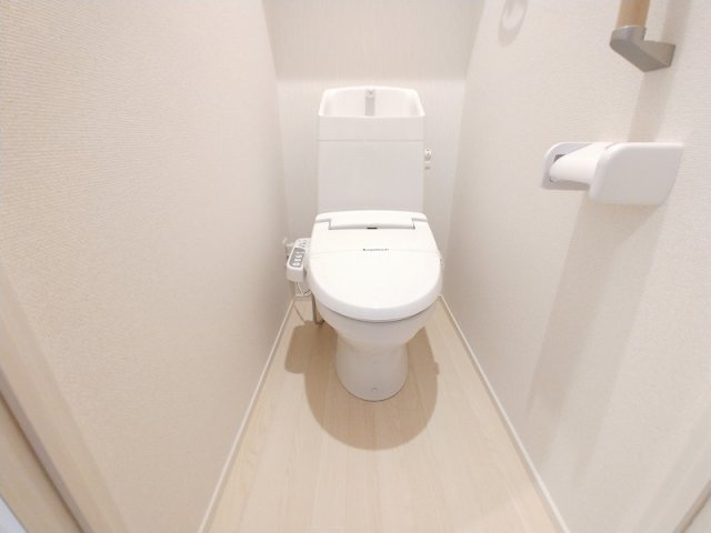 クレイノＩＫＡＷＡのその他|トイレ：温水洗浄便座つき　※号室により扉の向きが変わります。