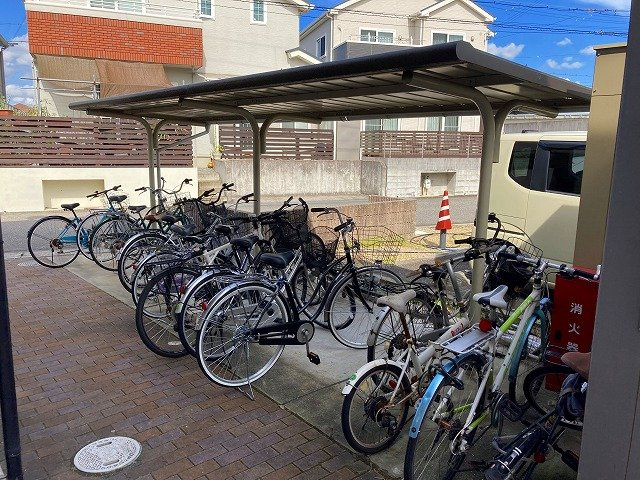 レオパレスハッピーハウスのその他|屋根付き駐輪場