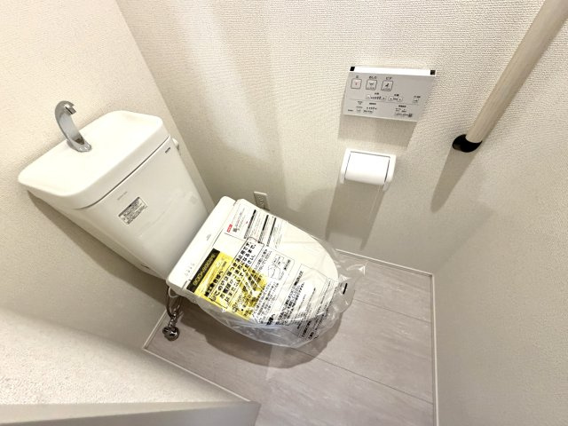 越谷市大間野町１１期１号棟グラファーレ　新築戸建のトイレ|汚れを弾く表面加工が施された最新トイレ。水アカや汚れが固着しにくくキレイが長持ちします。