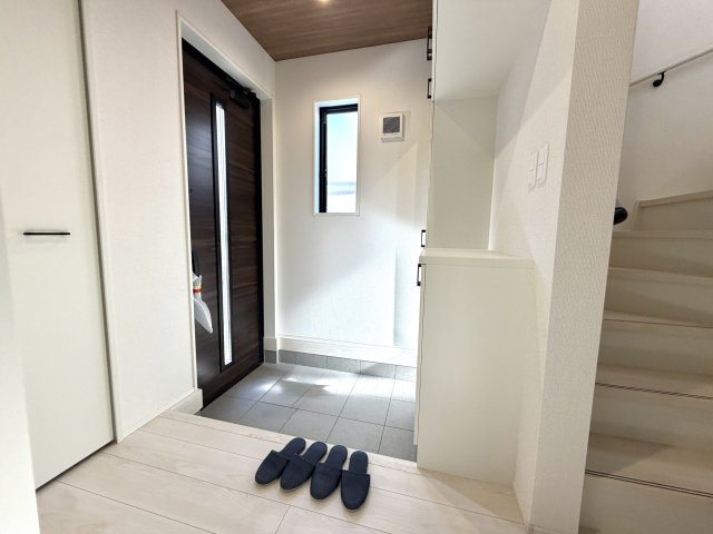越谷市大間野町１１期１号棟グラファーレ　新築戸建の玄関|自然光が差し込む明るい小窓付きの玄関。嫌な湿気やニオイも効率良く換気できます。