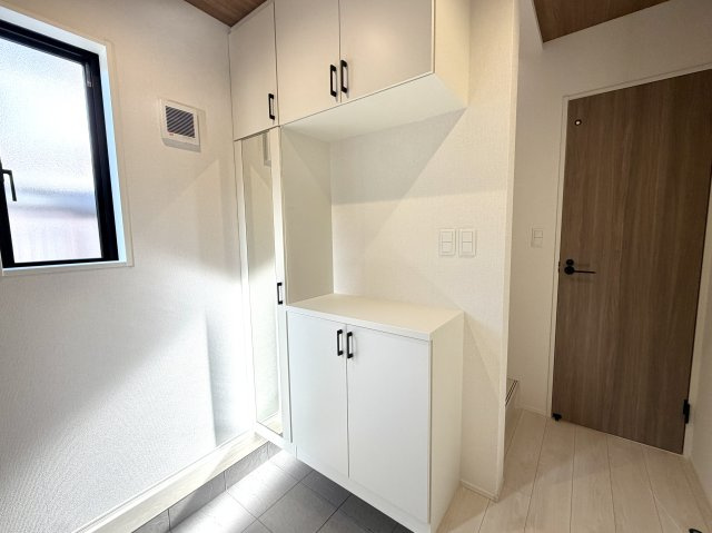越谷市大間野町１１期１号棟グラファーレ　新築戸建の玄関|可動棚付きでブーツや高い靴もすっきり収納。使い勝手の良いシューズボックスです。