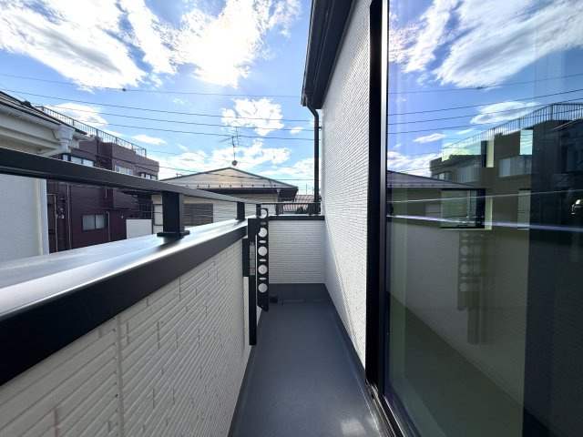 越谷市大間野町１１期１号棟グラファーレ　新築戸建のバルコニー|爽やかな風が吹き抜けるバルコニー。観葉植物を置くスペースとしても活用できます。