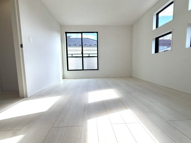 越谷市大間野町１１期１号棟グラファーレ　新築戸建の洋室|リビングから少し離れた静かな洋室。夜も周囲の音を気にせず、ゆっくりと休むことができる寝室です。