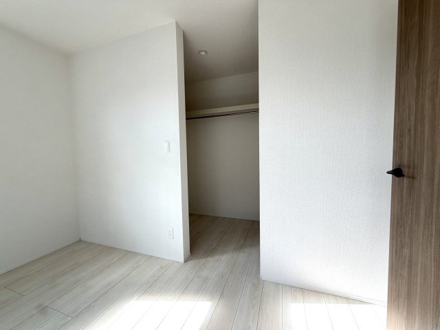 越谷市大間野町１１期１号棟グラファーレ　新築戸建の収納|シーズンオフの家電やスーツケースも無理なく収まる奥行き。お部屋に余計な家具を置かずに済みます。