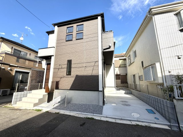 越谷市大間野町１１期１号棟グラファーレ　新築戸建の外観|モダンでスタイリッシュな外観デザイン。毎日の帰宅が楽しみになるおしゃれな佇まいです。