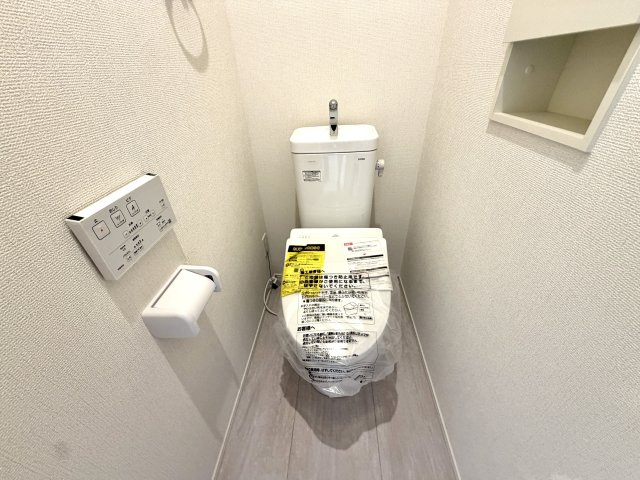 越谷市大間野町１１期１号棟グラファーレ　新築戸建のトイレ|2つ目のトイレがあることで来客時もご家族が気兼ねなく利用可能。お互いのプライバシーを守れます。
