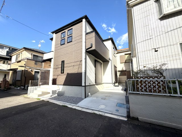 越谷市大間野町１１期１号棟グラファーレ　新築戸建の外観|重厚感と清潔感を兼ね備えた美しい外装仕上げ。街並みの中でもひときわ存在感を放ちます。