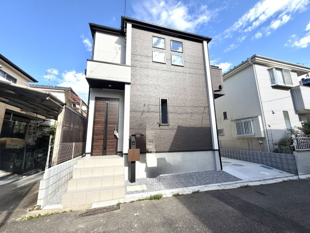 越谷市大間野町１１期１号棟グラファーレ　新築戸建の外観|異素材の組み合わせが洗練された印象を与えるモダン外観。こだわりを感じさせるおしゃれなデザインです。