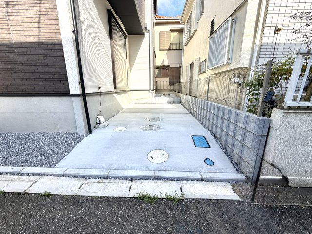 越谷市大間野町１１期１号棟グラファーレ　新築戸建の駐車場|敷地内に自家用車1台分の駐車スペースを確保。玄関までの動線もスムーズで雨の日も快適です。