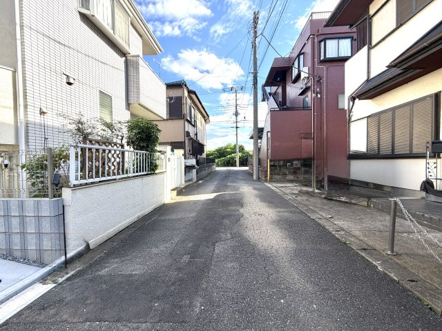 越谷市大間野町１１期１号棟グラファーレ　新築戸建の前面道路含む現地写真|接道方向からの陽当たりと風通しをしっかり確保。通行人の視線が気になりにくく、プライバシーも保てます。