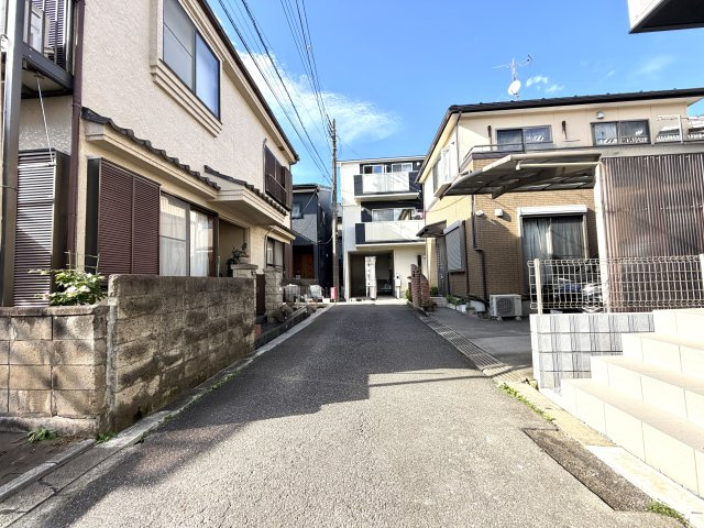 越谷市大間野町１１期１号棟グラファーレ　新築戸建の前面道路含む現地写真|整然とした道路に面した好立地。前面が拓けているため日差しがしっかり届き、開放感もしっかり感じられます。