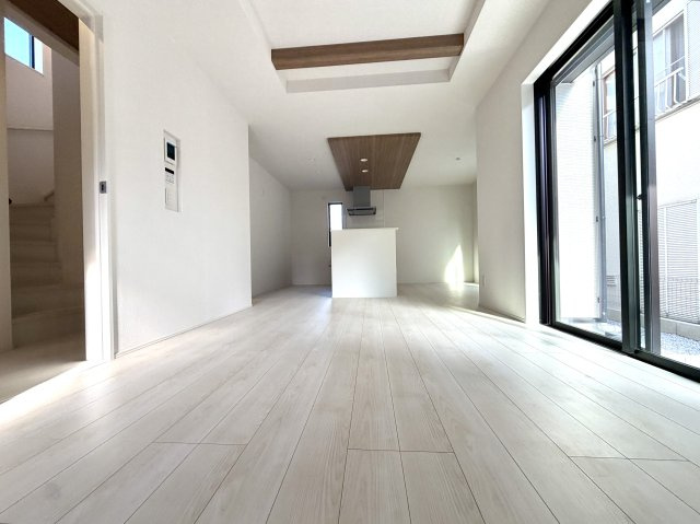 越谷市大間野町１１期１号棟グラファーレ　新築戸建の居間・リビング|開放感あふれる心地よいリビング空間。家族との会話が自然と弾む温かみのあるお部屋です。