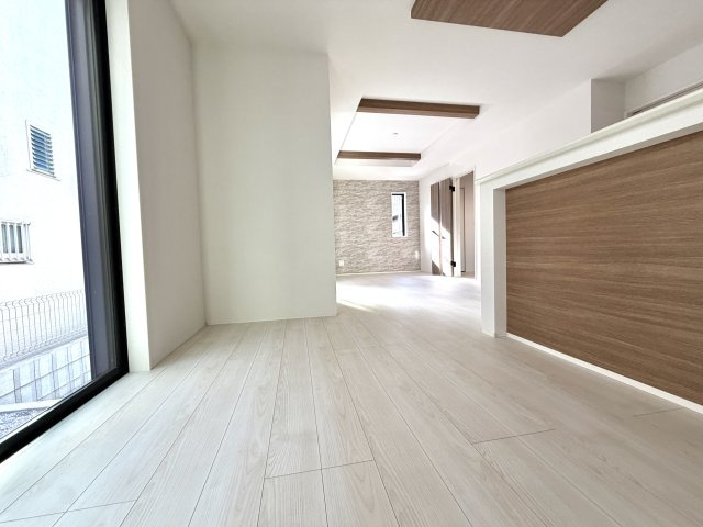 越谷市大間野町１１期１号棟グラファーレ　新築戸建の居間・リビング|1日を通して柔らかな自然光が広がるリビング。お好みの家具で自分好みの空間づくりが楽しめます。