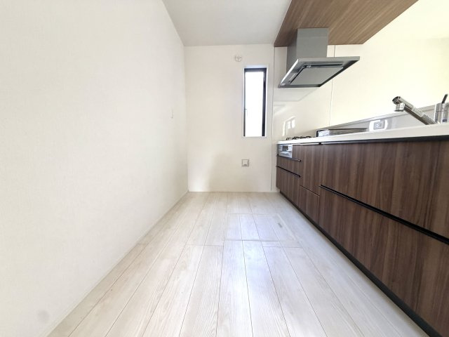 越谷市大間野町１１期１号棟グラファーレ　新築戸建のキッチン|ゴミ箱やキッチンワゴンを置いてもゆとりがある幅広スペース。毎日の調理がとてもスムーズです。