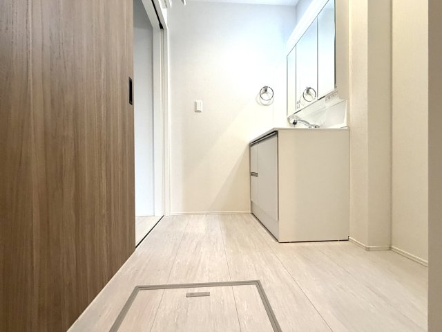 越谷市大間野町１１期１号棟グラファーレ　新築戸建の脱衣所|家族がすれ違っても圧迫感を感じにくい幅広設計。朝の準備やバスタイム前後も快適に過ごせます。
