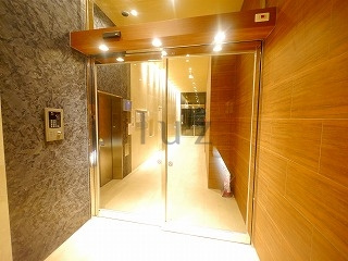 クレイシア新横浜のエントランス