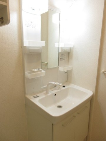 ピエスモンテの洗面所|明るい洗面所です