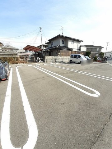 ハマナスＡ棟の駐車場|駐車場があるので、車を買う予定の方も安心です