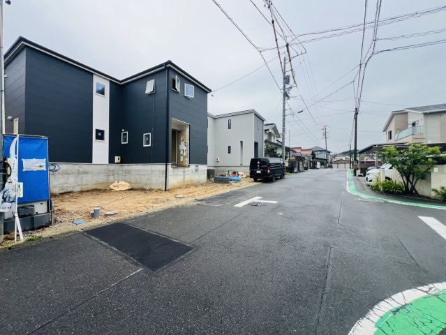 半田市岩滑高山町3丁目118-6『仲介手数料無料』新築一戸建て・建売の前面道路含む現地写真