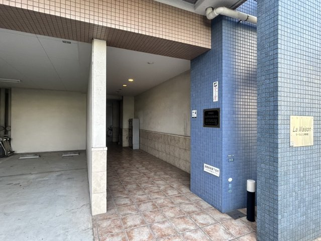 【エントランス】ラ・ウェゾン塚本通 