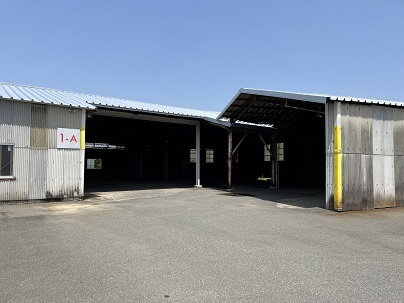 朝倉倉庫の駐車場