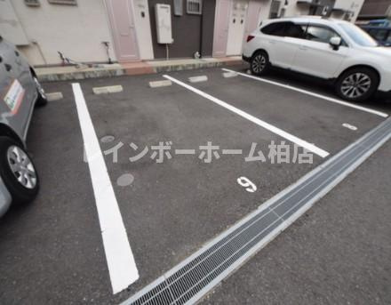 【仲介手数料：50％OFF】対象物件！の駐車場|車をお持ちの方に嬉しい駐車場付きの物件です