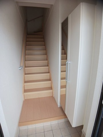 サニーメゾン弐番館の玄関|収納もある玄関です