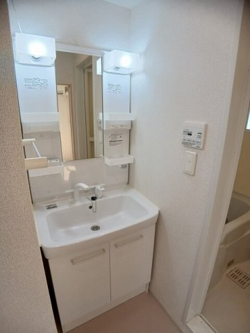 サニーメゾン弐番館の洗面所|脱衣スペースもあります