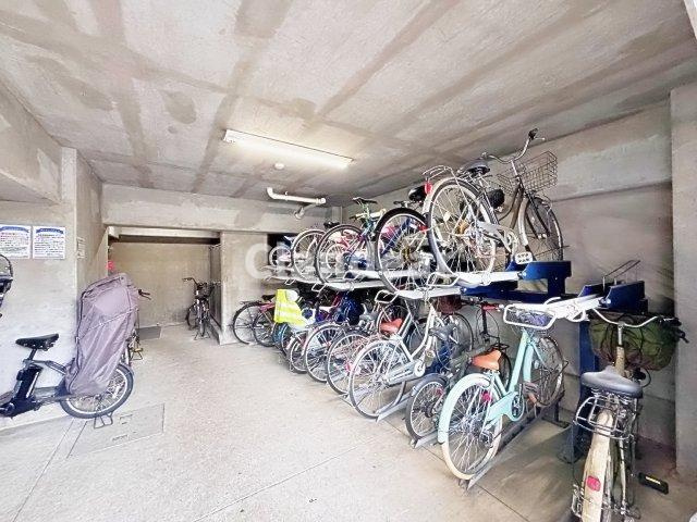 新松戸リリエンハイムの駐輪場|ドキドキの新生活も、安心してスタート。ぴったりの住まいを見つけませんか？クランディアが一緒に住まい選びをサポートします‼　まずは、お気軽にお問合せください　＃クランディア
