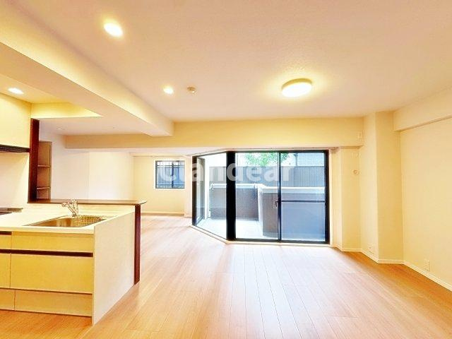 新松戸リリエンハイムの居間・リビング|ドキドキの新生活も、安心してスタート。ぴったりの住まいを見つけませんか？クランディアが一緒に住まい選びをサポートします‼　まずは、お気軽にお問合せください　＃クランディア