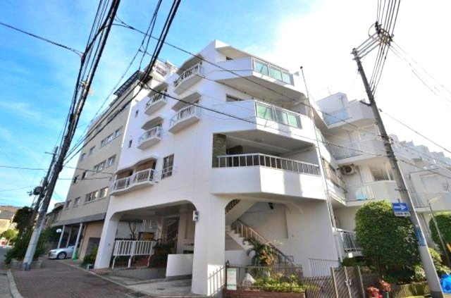 マンション指月の外観|通勤にも外出にもアクセス良好。家族でおでかけすることも増えそうですね。

