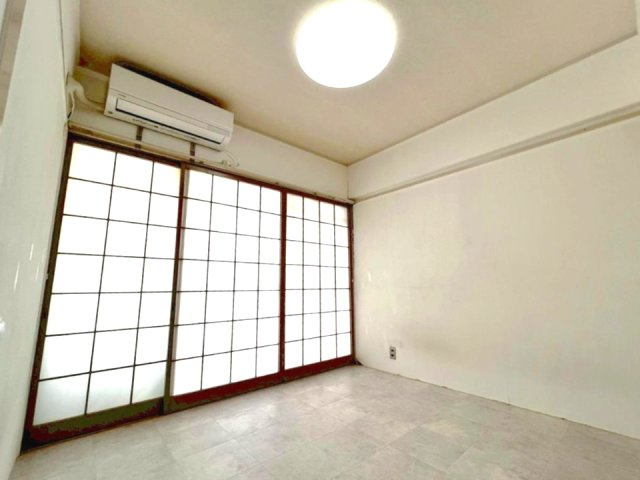 マンション指月の洋室|大きな窓からたっぷりと陽光が注がれる明るい空間