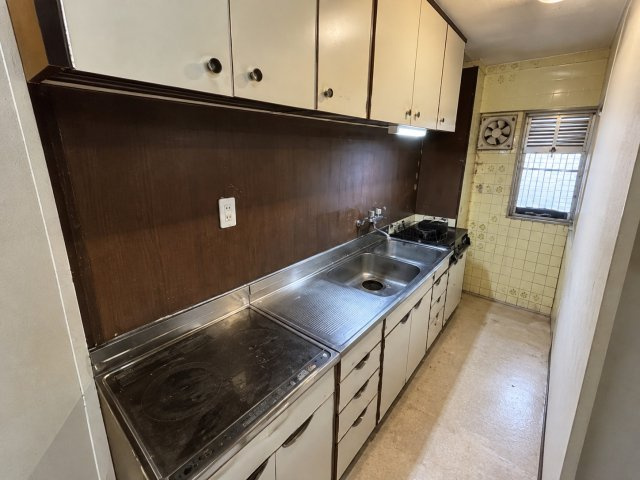 マンション指月のキッチン|収納たっぷりなので調理器具や調味料も出し入れしやすいですね。
