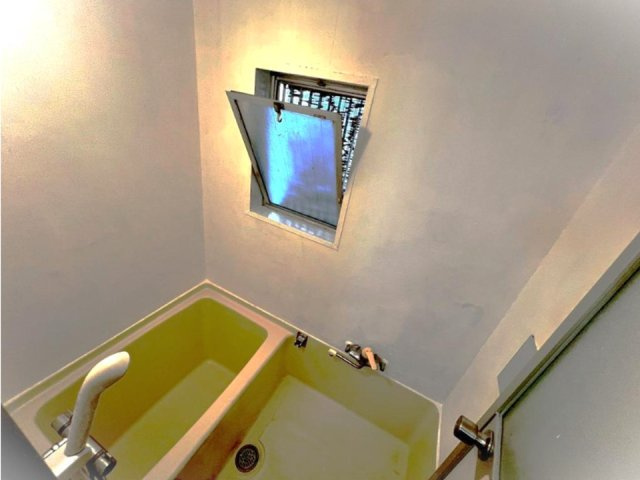 マンション指月の浴室|窓のある浴室は、換気ができ明るいです
