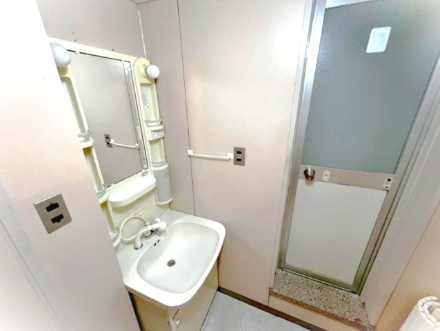 マンション指月の独立洗面台|ゆとりの洗面スペースで朝の身支度もスムーズに
