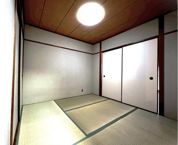 マンション指月の和室|扉を閉めて別空間として活用、開けて広々使う等、使い勝手がとても良いです
