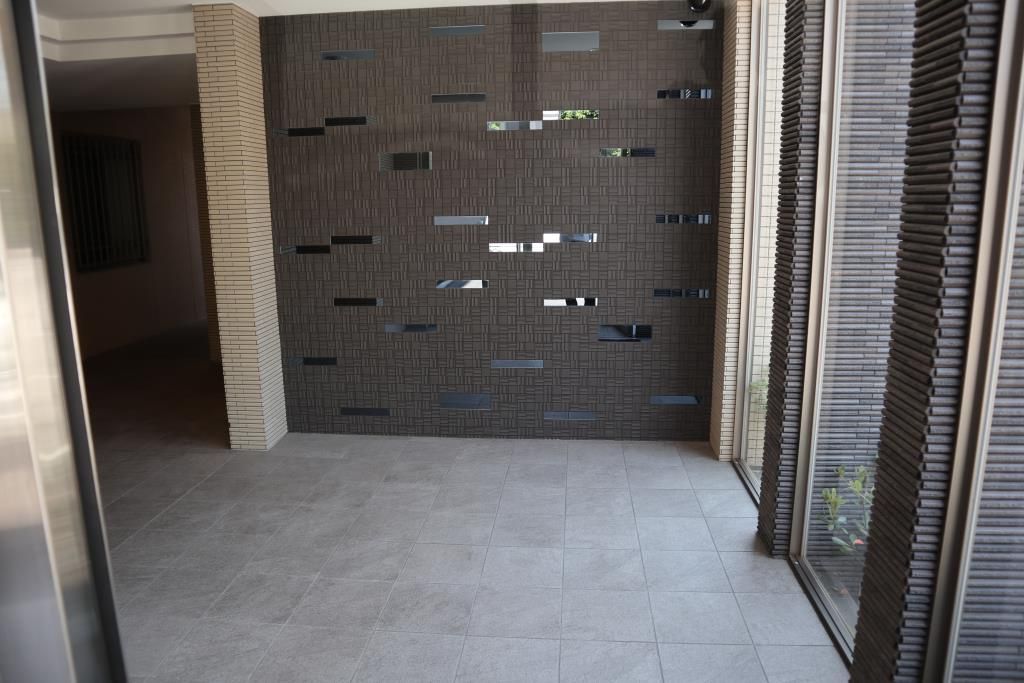 三田市西山２丁目の賃貸マンションのエントランス