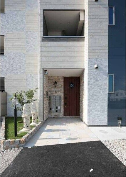 名古屋市港区入場町１丁目のアパートのエントランス
