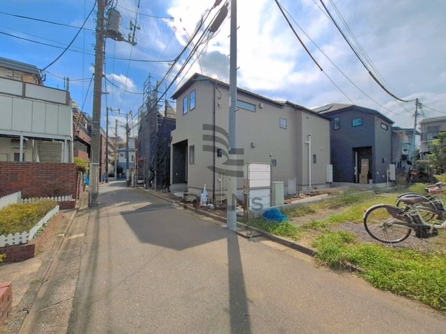 【前面道路含む現地写真】 | 練馬区桜台１丁目　新築戸建て　１号棟 | すっきりとした青空が広がる、平坦で歩きやすい前面道路です
