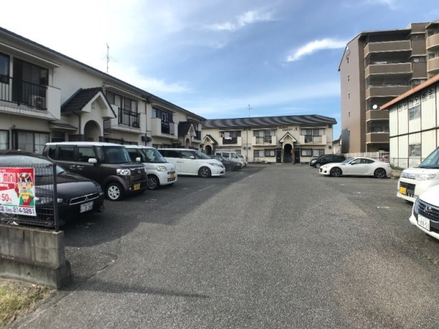 フローラルガーデの駐車場