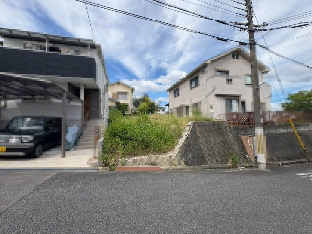 西山台２丁目　売土地の前面道路含む現地写真|お客様にとって満足できる物件探しのお手伝いをさせていただきます。知識豊富なスタッフにお気軽にお問い合わせください。