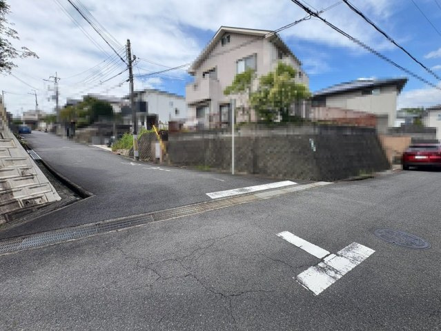 西山台２丁目　売土地の前面道路含む現地写真|南東向き日当たり良好！たっぷりの陽光に包まれる明るい住まいになりますね！