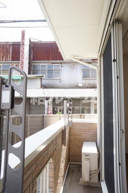 東久留米市浅間町３丁目のアパートのバルコニー